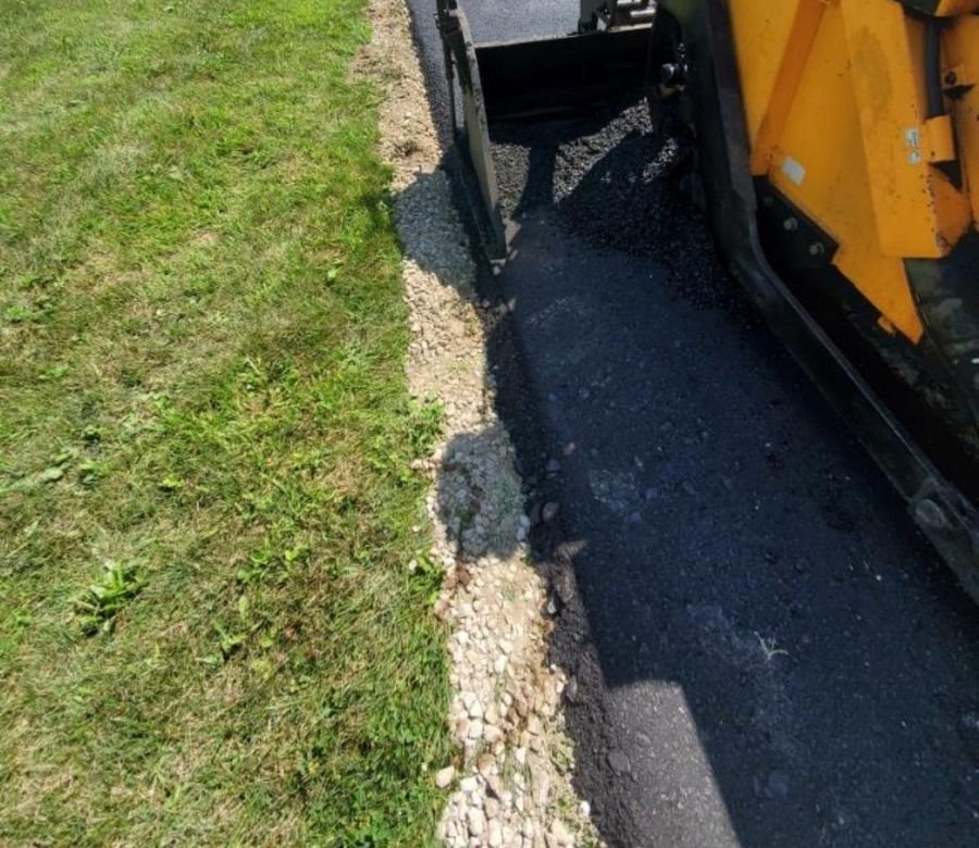 Paver laying fresh mat